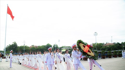 Hội Nữ doanh nhân Việt Nam - ASEAN báo công dâng Bác