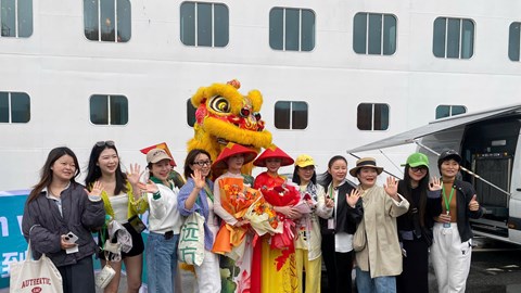 Tàu Adora Cruise mang theo 2.400 du khách đến cảng Tiên Sa 