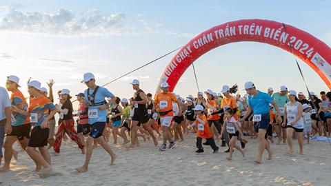 Giải Chạy chân trần trên biển 2025 