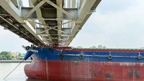 Khởi tố vụ án sà lan đâm hỏng cầu Ghềnh