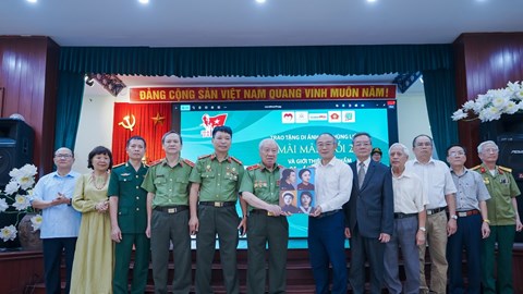 Trao tặng di ảnh Anh hùng - Liệt sĩ Võ Thị Sáu cho Bảo tàng Phụ nữ Việt Nam