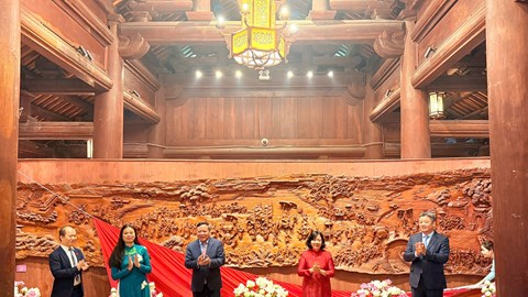 Hà Nội tặng tác phẩm “Vinh quy bái tổ” quý hiếm cho Di tích Văn Miếu - Quốc Tử Giám