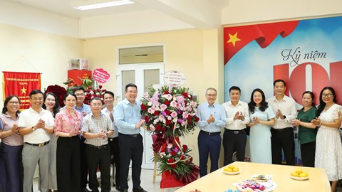 Thứ trưởng Phan Tâm thăm, chúc mừng Báo Văn Hoá nhân dịp 21.6