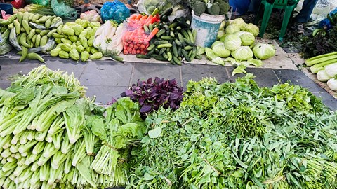 Giá rau xanh phi mã ở chợ truyền thống