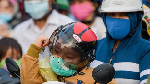 Trẻ em ngồi trước xe máy có bị phạt không?