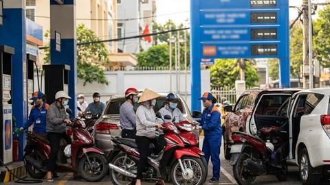 Giá xăng dầu hôm nay 31.12: Trong nước giảm mạnh, quốc tế hạ nhiệt