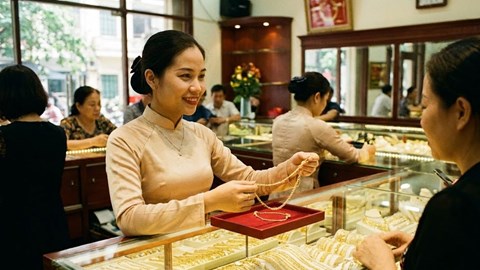 Giá vàng hôm nay 5.1: Vàng trong nước đứng yên, thế giới neo cao?