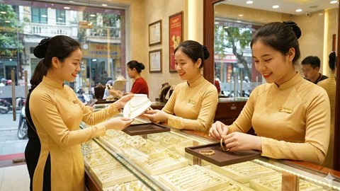 Giá vàng hôm nay 8.1: Vì sao vàng vẫn hút dòng tiền?