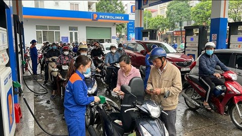 Giá xăng dầu quốc tế hôm nay 10.1 biến động mạnh?