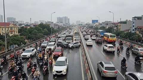 Giao thông Hà Nội sáng 10.1: Nhiều tuyến đường ùn dài từ sớm