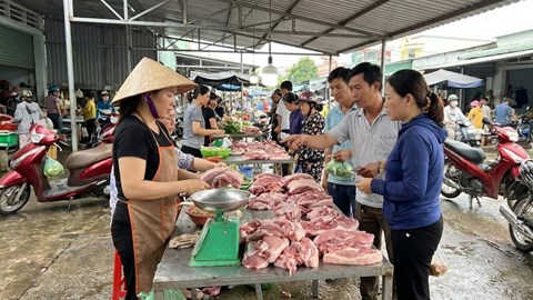 Giá heo hơi hôm nay 13.1: Neo cao trước Tết