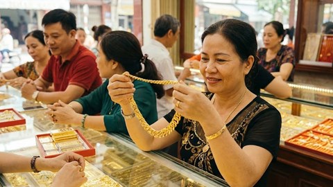 Giá vàng hôm nay 14.1: Vàng vẫn “neo đỉnh”, còn dư địa tăng?