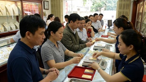 Giá vàng hôm nay 26.1: Vàng miếng neo cao, nhà đầu tư thận trọng