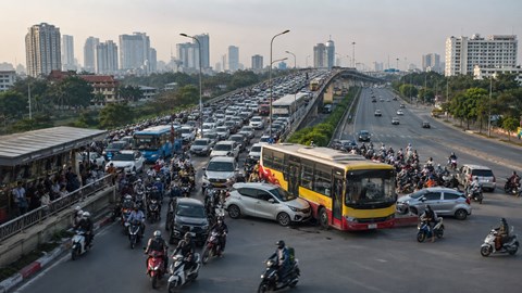 Giao thông Hà Nội sáng 18.8: Cầu Thăng Long ùn tắc, Hai Bà Trưng có va chạm