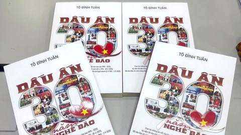 Ra mắt sách “Dấu ấn 30 năm nghề báo” của nhà báo Tô Đình Tuân