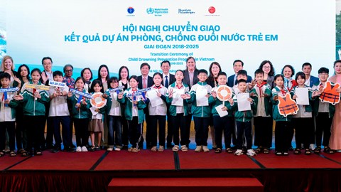 Dạy bơi cho trẻ em: Từ kỹ năng sinh tồn đến cam kết bảo vệ sự sống