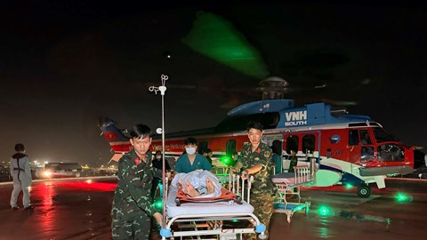 Căng thẳng chuyến bay cấp cứu vượt bão xuyên đêm từ Trường Sa về đất liền 