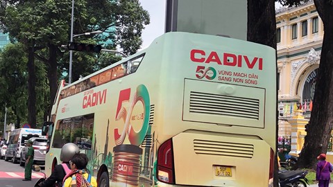 Xe khách dán quảng cáo phủ kín toàn thân, ung dung “diễu phố”