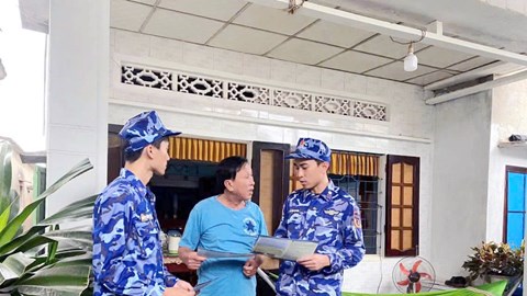 Cảnh sát biển “đi tận ngõ, gõ từng nhà” tuyên truyền chống khai thác IUU 