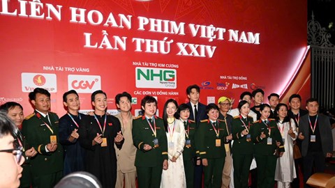 Dàn sao đổ bộ thảm đỏ Liên hoan Phim Việt Nam lần thứ XXIV 