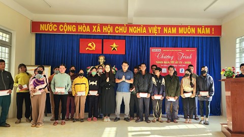 Báo Văn Hoá trao quà Tết cho đồng bào DTTS ở huyện Kon Plông (Kon Tum)