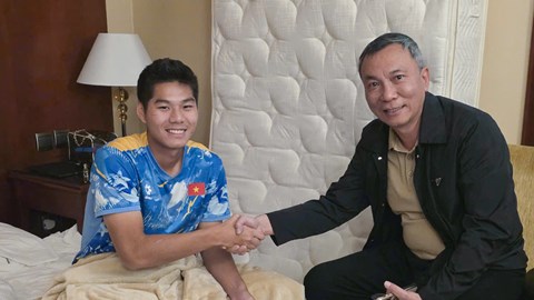 Lãnh đạo VFF thăm và động viên trung vệ Hiểu Minh