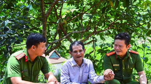  “Đi từng ngõ, gõ từng nhà” hoàn thành cấp đổi thẻ đảng viên