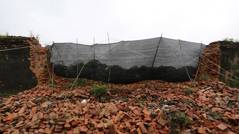 Miền Trung oằn lưng chống chọi mưa lũ