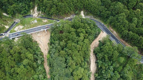  Mưa lũ, sạt lở liên tiếp “đè” lên miền Trung