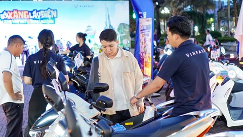 Sự kiện “Đổi xăng lấy điện”: Evo Lite hút khách nhờ không cần bằng lái, đổi pin chỉ trong 1 phút