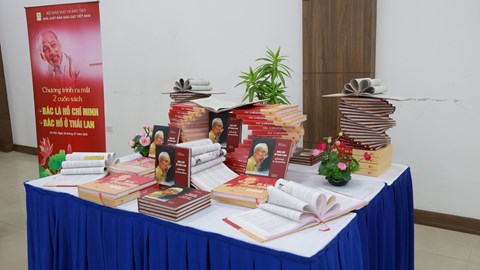Khắc họa chân dung Bác Hồ qua hai ấn phẩm đặc biệt