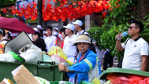 Những “chiến binh áo xanh” tất bật dọn dẹp sau Tổng duyệt Lễ diễu binh, diễu hành kỷ niệm 80 năm Quốc khánh