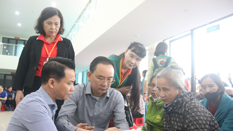 “Mất đi ánh sáng, nhưng hôm nay tôi thấy được niềm ấm áp của tình người"