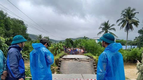 Quảng Ngãi: Clip hiện trường sập cầu Cây Sung, 316 hộ dân bị cô lập