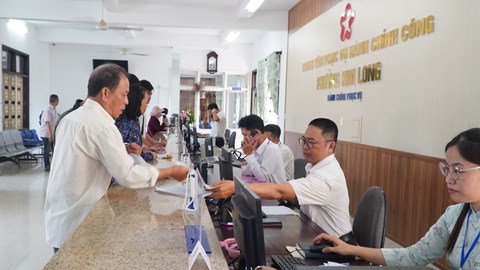 Tăng cường nhân lực hướng dẫn cho người dân trong ngày đầu vận hành chính quyền 2 cấp