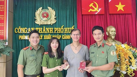 Kịp thời trao trả tài sản và giấy tờ cho du khách Nga đánh rơi