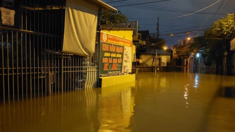 TP. Huế cho toàn bộ học sinh nghỉ học do mưa to, nhiều vùng ngập nặng