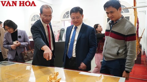 Những hiện vật quý được hiến tặng cho di sản Huế