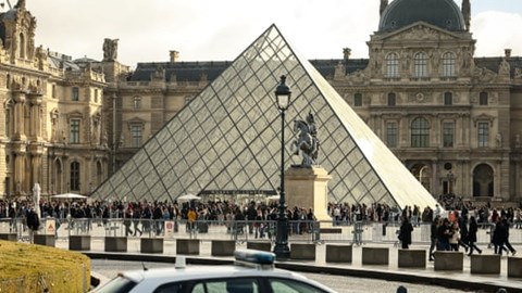 Hai nghi phạm đã bị bắt sau vụ trộm tại bảo tàng Louvre