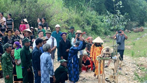 Độc đáo lễ cầu mưa của người Hrê ở Ba Thành