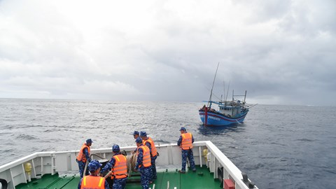Bộ Tư lệnh Vùng Cảnh sát biển 2 kịp thời cứu tàu cá bị nạn trên biển