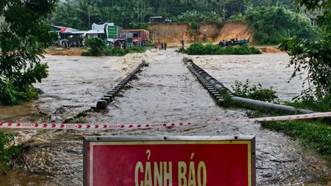 Mưa lớn nước sông dâng cao, sạt lở đất gây chia cắt giao thông