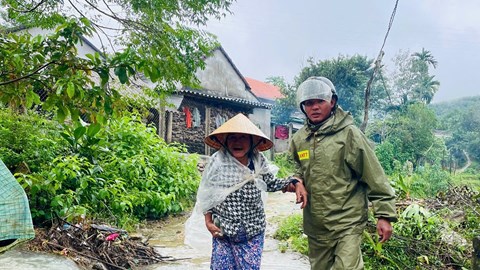 Di dời người dân ở khu vực Núi Gò Ui có nguy cơ sạt lở, đá lăn đến nơi an toàn