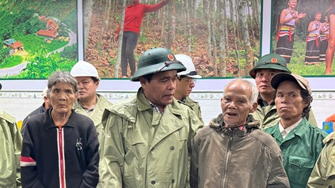 Thăm, tặng quà người dân bị ảnh hưởng bởi nguy cơ sạt lở núi