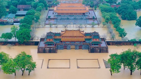 Nước lũ nhấn chìm di sản Huế