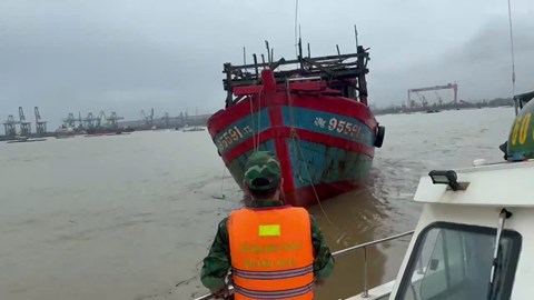 Vật lộn sóng lớn cứu tàu cá bị cuốn trôi ra biển