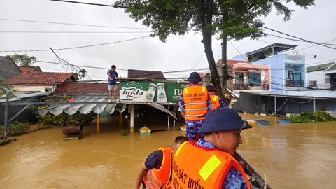 Bộ Tư lệnh Vùng Cảnh sát biển 2 cứu trợ, giúp đỡ người dân vùng lũ 
