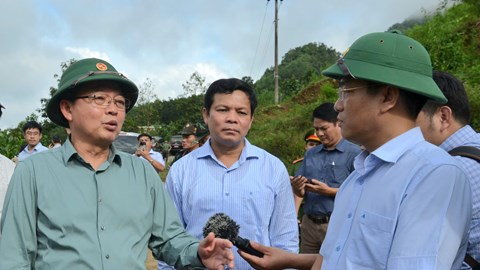 Phó Thủ tướng Hồ Quốc Dũng kiểm tra công tác khắc phục sạt lở ở Quảng Ngãi