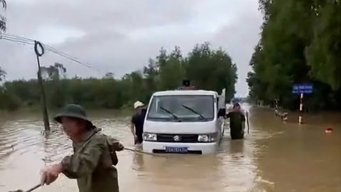 Kịp thời hỗ trợ sản phụ vượt qua vùng lũ đến bệnh viện