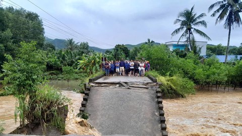 Sập cầu ở Quảng Ngãi khiến 1.280 người dân bị cô lập